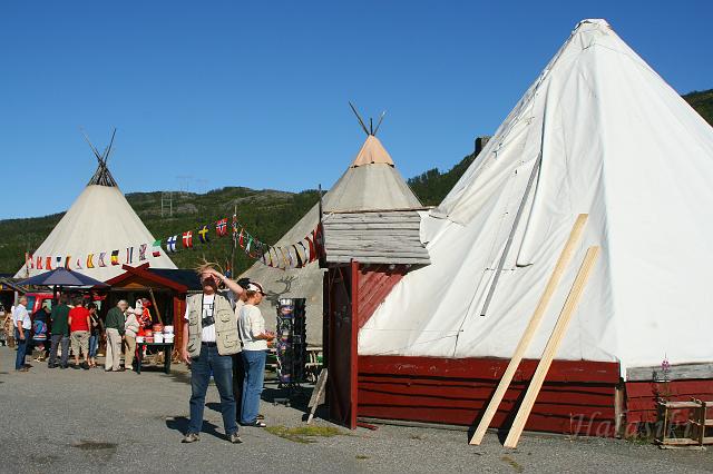 Norwegia (443).JPG - Norwegia północna - sprzedaż rękodzieła w namiotach Saamów